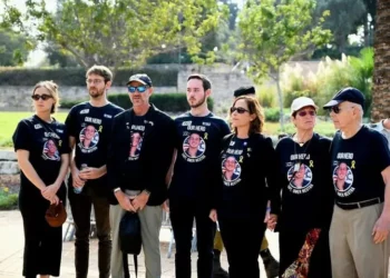 La familia del capitán Omer Neutra, cuyo cuerpo fue repatriado desde Gaza, en su funeral el 7 de noviembre de 2025 en el cementerio militar Kiryat Shaul en Tel Aviv (Danor Aharon/Movimiento de Protesta Prodemocrático Israelí).