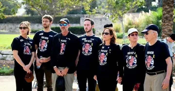 La familia del capitán Omer Neutra, cuyo cuerpo fue repatriado desde Gaza, en su funeral el 7 de noviembre de 2025 en el cementerio militar Kiryat Shaul en Tel Aviv (Danor Aharon/Movimiento de Protesta Prodemocrático Israelí).