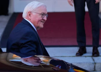 El presidente alemán, Frank-Walter Steinmeier, llega a una reunión con el primer ministro español, Pedro Sánchez, en el Palacio de la Moncloa en Madrid, España, el 27 de noviembre de 2025. (Foto AP/Manu Fernandez)