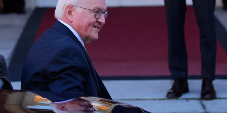 El presidente alemán, Frank-Walter Steinmeier, llega a una reunión con el primer ministro español, Pedro Sánchez, en el Palacio de la Moncloa en Madrid, España, el 27 de noviembre de 2025. (Foto AP/Manu Fernandez)