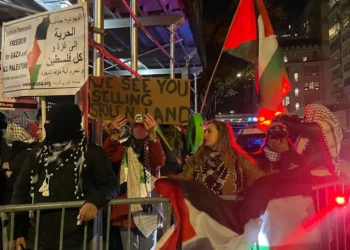 Manifestantes en la sinagoga Park East de la ciudad de Nueva York, 19 de noviembre de 2025. (Luke Tress/Times of Israel)