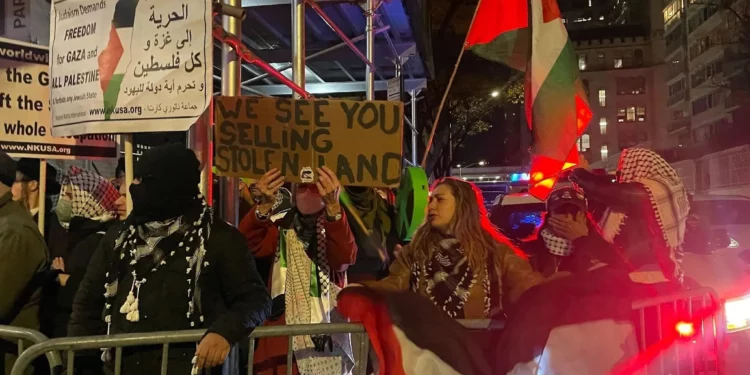Manifestantes en la sinagoga Park East de la ciudad de Nueva York, 19 de noviembre de 2025. (Luke Tress/Times of Israel)