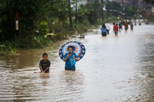 Lluvias en sudeste de Asia causan 183 muertos y siguen rescates