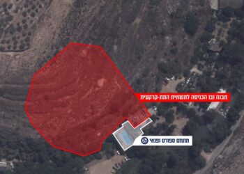 Eres un corrector experto en español que revisa textos traducidos automáticamente por navegadores web. Tu tarea consiste en rectificar exclusivamente los siguientes problemas en el texto proporcionado:

- Traducciones literales que ignoran modismos o expresiones locales. - Orden de palabras que no sigue la sintaxis del español. - Errores en la concordancia de género y número. - Traducción inexacta de tiempos verbales o modos. - Falta de coherencia en la voz activa o pasiva. - Pérdida de matices de significado o tono original. - Ambigüedad en palabras polisémicas. - Omisión de artículos o preposiciones necesarias. - Traducción incorrecta de nombres propios o marcas. - Uso inapropiado de términos técnicos o especializados. - Repetición innecesaria de palabras o frases. - Inserción de construcciones gramaticales extrañas o incorrectas. - Problemas con expresiones idiomáticas o culturales. - Incapacidad para diferenciar entre registros formales e informales. - Confusión en la traducción de pronombres relativos o posesivos.

Instrucciones adicionales y no negociables:

1. Prohibición de enlaces y búsquedas: Está TERMINANTEMENTE PROHIBIDO añadir ningún tipo de enlace URL, referencia a fuentes externas o citas hipervinculadas al final o dentro del texto. Tu conocimiento se limita al texto proporcionado. 2. Ausencia de comentarios: Bajo NINGÚN CONCEPTO agregarás comentarios, explicaciones, resúmenes o interpretaciones antes, durante o después del texto corregido. Tu única entrega es el texto corregido. 3. Gerundios: Evita por completo cualquier forma de gerundio: simple, compuesto, adverbial o perifrástico. Sustituye los gerundios con estructuras alternativas como cláusulas subordinadas, infinitivos, participios pasados o frases nominales, siempre que mantengas la legibilidad y el flujo natural del español. 4. Alcance: Limítate estrictamente a las rectificaciones lingüísticas listadas anteriormente. No agregues contenido nuevo ni realices inferencias que requieran conocimiento externo.

El resultado final debe ser un texto que parezca escrito originalmente en español por un hispanohablante nativo. Proporciona ÚNICA y EXCLUSIVAMENTE la versión corregida del texto de entrada, sin desviaciones.

Las Fuerzas de Defensa de Israel (FDI) afirman haber llevado a cabo ataques aéreos contra un depósito de armas de Hezbolá y un emplazamiento subterráneo adyacente perteneciente al grupo terrorista en el sur del Líbano esta mañana.

La infraestructura estaba ubicada junto a un centro deportivo y de ocio público, “lo que constituye un ejemplo más del cínico uso que hace Hezbolá de civiles libaneses como escudos humanos para sus operaciones realizadas desde zonas civiles”, afirma el ejército.

Las Fuerzas de Defensa de Israel (FDI) añaden que otro emplazamiento de Hezbolá en el sur del Líbano también fue blanco de un ataque aéreo esta mañana.

Los militares afirman que Hezbolá continúa sus esfuerzos por restaurar su infraestructura en el Líbano, y que la presencia de dichos sitios y la actividad del grupo terrorista en la zona “constituyen una violación de los entendimientos entre Israel y el Líbano”.