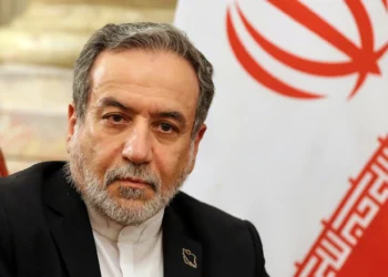 El ministro de Asuntos Exteriores iraní, Abbas Araghchi, observa durante una reunión con el director general del Organismo Internacional de Energía Atómica (OIEA), Rafael Grossi, y el ministro de Asuntos Exteriores egipcio, Badr Abdelatty, en el Palacio Tahrir de El Cairo, el 9 de septiembre de 2025. (Foto AP/Khaled Elfiqi)