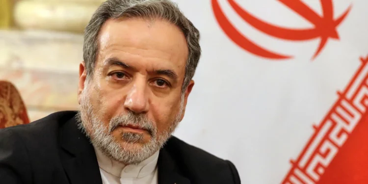 El ministro de Asuntos Exteriores iraní, Abbas Araghchi, observa durante una reunión con el director general del Organismo Internacional de Energía Atómica (OIEA), Rafael Grossi, y el ministro de Asuntos Exteriores egipcio, Badr Abdelatty, en el Palacio Tahrir de El Cairo, el 9 de septiembre de 2025. (Foto AP/Khaled Elfiqi)