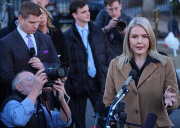 La secretaria de prensa de la Casa Blanca, Karoline Leavitt, habla con periodistas en la Casa Blanca, el 24 de noviembre de 2025. (Foto AP/ Evan Vucci)