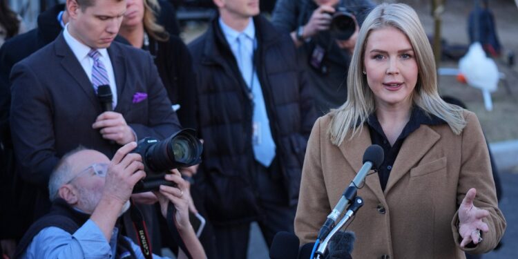 La secretaria de prensa de la Casa Blanca, Karoline Leavitt, habla con periodistas en la Casa Blanca, el 24 de noviembre de 2025. (Foto AP/ Evan Vucci)