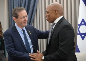 El presidente Isaac Herzog se reúne con el alcalde de la ciudad de Nueva York, Eric Adams, el 17 de noviembre de 2025. (Amos Ben Gershom/GPO)