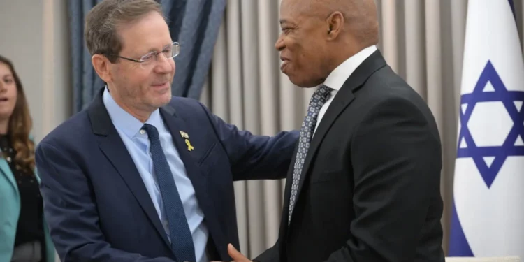 El presidente Isaac Herzog se reúne con el alcalde de la ciudad de Nueva York, Eric Adams, el 17 de noviembre de 2025. (Amos Ben Gershom/GPO)