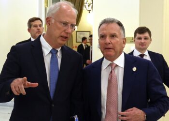 ARCHIVO - El enviado del presidente ruso Vladimir Putin, Kirill Dmitriev (izquierda), y el enviado especial del presidente estadounidense Donald Trump, Steve Witkoff, asisten a conversaciones en San Petersburgo, Rusia, el 11 de abril de 2025. (Vyacheslav Prokofyev, Sputnik, Kremlin Pool Photo vía AP, Archivo)