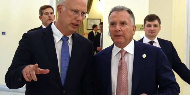 ARCHIVO - El enviado del presidente ruso Vladimir Putin, Kirill Dmitriev (izquierda), y el enviado especial del presidente estadounidense Donald Trump, Steve Witkoff, asisten a conversaciones en San Petersburgo, Rusia, el 11 de abril de 2025. (Vyacheslav Prokofyev, Sputnik, Kremlin Pool Photo vía AP, Archivo)