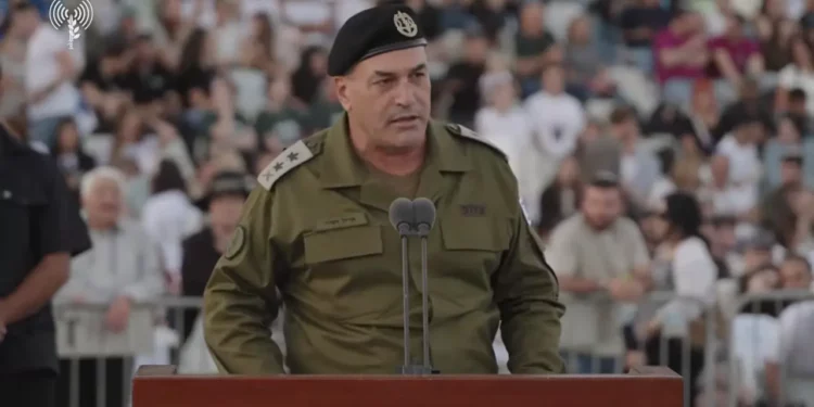 El teniente general Eyal Zamir, jefe del Estado Mayor de las FDI, pronuncia un discurso en una ceremonia de graduación de cadetes en la escuela de oficiales Bahad 1, en el sur de Israel, el 30 de octubre de 2025. (Captura de pantalla: Fuerzas de Defensa de Israel)
