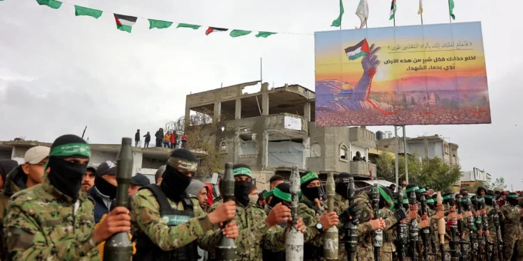 Combatientes de Hamas fuertemente armados se alinean en el lugar de la entrega de rehenes israelíes en Rafah, en el sur de la Franja de Gaza, el 22 de febrero de 2025 (Omar AL-QATTAA / AFP)