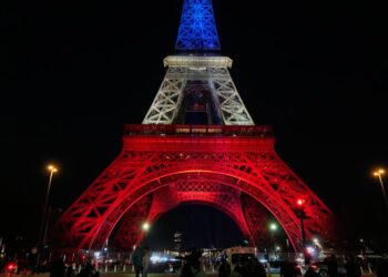 La Torre Eiffel se iluminó con los colores de la bandera francesa en París, el 12 de noviembre de 2025, en honor a las víctimas de los atentados terroristas ocurridos hace 10 años en la sala de conciertos Bataclan, cafés y el Estadio Nacional. (Foto AP/Michel Euler)