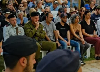 El ex rehén Nimrod Cohen (primera fila, con gorra de béisbol) asiste al funeral de su camarada, el sargento Oz Daniel, cuyo cuerpo fue repatriado desde Gaza, en el cementerio militar de Kfar Saba el 6 de noviembre de 2025 (Adar Eyal/Hostages Forum).