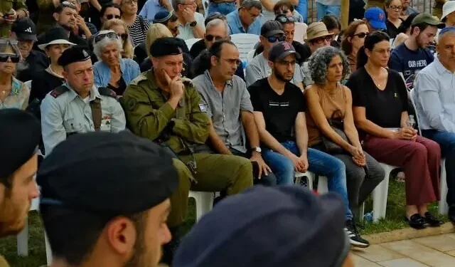 El ex rehén Nimrod Cohen (primera fila, con gorra de béisbol) asiste al funeral de su camarada, el sargento Oz Daniel, cuyo cuerpo fue repatriado desde Gaza, en el cementerio militar de Kfar Saba el 6 de noviembre de 2025 (Adar Eyal/Hostages Forum).