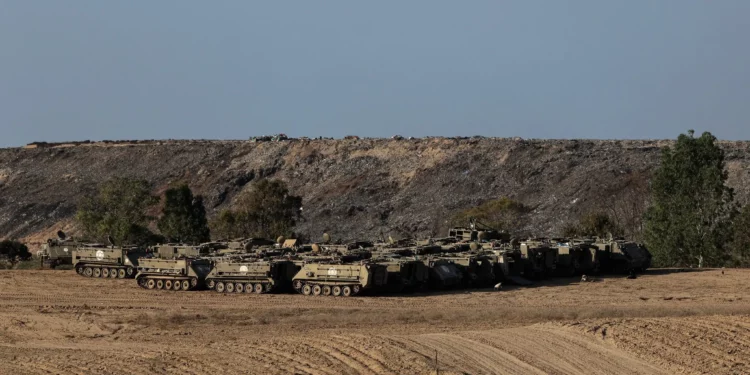 Zona de concentración del ejército israelí cerca de la frontera con la Franja de Gaza, en el sur de Israel, 17 de noviembre de 2025 (Tsafrir Abayov/Flash90)