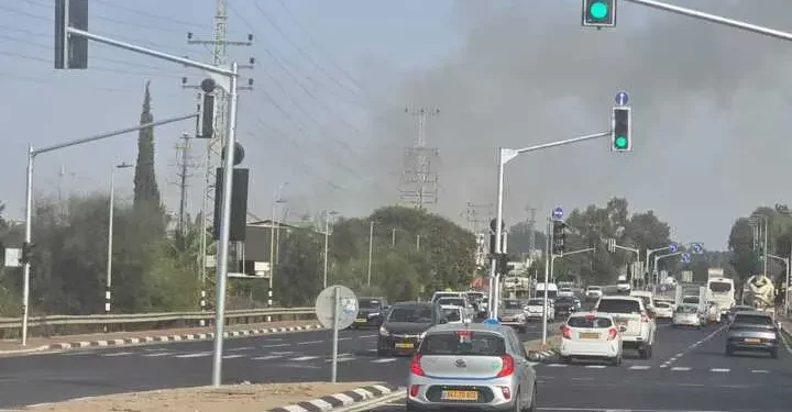 Humo se eleva de un incendio forestal en Ein Vered, un moshav en el centro de Israel, el 4 de noviembre de 2025. (Cortesía del Servicio de Bomberos y Rescate)