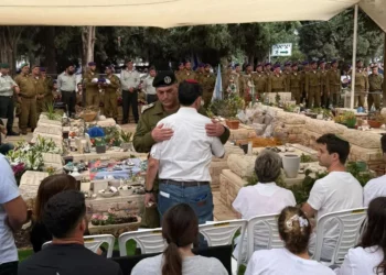 El teniente general Eyal Zamir, jefe del Estado Mayor de las FDI, abraza a Simcha Goldin, padre de la teniente Hadar Goldin, en el funeral de Goldin en el cementerio militar de Kfar Saba, el 11 de noviembre de 2025. (Fuerzas de Defensa de Israel)