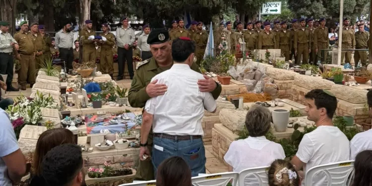 El teniente general Eyal Zamir, jefe del Estado Mayor de las FDI, abraza a Simcha Goldin, padre de la teniente Hadar Goldin, en el funeral de Goldin en el cementerio militar de Kfar Saba, el 11 de noviembre de 2025. (Fuerzas de Defensa de Israel)