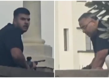 (I) Naveed Akram, de 24 años, y su padre Sajid, de 50 (D) en imágenes tomadas de un video obtenido por Sky News que muestra su mortal ataque terrorista en un evento de Hanukkah en Bondi Beach, Sídney, el 14 de diciembre de 2025 (Captura de pantalla/Sky News)