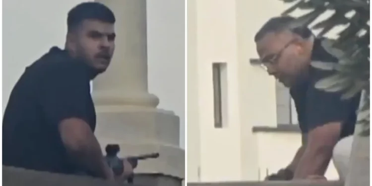 (I) Naveed Akram, de 24 años, y su padre Sajid, de 50 (D) en imágenes tomadas de un video obtenido por Sky News que muestra su mortal ataque terrorista en un evento de Hanukkah en Bondi Beach, Sídney, el 14 de diciembre de 2025 (Captura de pantalla/Sky News)