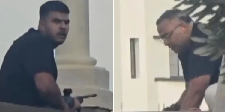 Naveed Akram, de 24 años (izquierda), y su padre Sajid, de 50 (derecha), en imágenes tomadas de un video obtenido por Sky News que muestra su mortal ataque terrorista en un evento de Hanukkah en Bondi Beach, Sídney, el 14 de diciembre de 2025. (Captura de pantalla/Sky News)