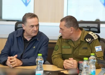 El ministro de Defensa, Israel Katz (izquierda), y el jefe del Estado Mayor de las Fuerzas de Defensa de Israel, Eyal Zamir, junio de 2025. (Ariel Harmoni / Ministerio de Defensa)