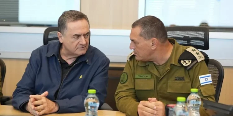 El ministro de Defensa, Israel Katz (izquierda), y el jefe del Estado Mayor de las Fuerzas de Defensa de Israel, Eyal Zamir, junio de 2025. (Ariel Harmoni / Ministerio de Defensa)