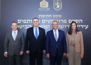 De izquierda a derecha: El director general del Ministerio de Defensa, Amir Baram; el ministro de Defensa, Israel Katz; el alcalde de Jerusalén, Moshe Lion; y la directora general de la Municipalidad de Jerusalén, Ariela Rejwan, en una ceremonia que marca la firma de un importante acuerdo, en Jerusalén el 15 de diciembre de 2025. (Arnon Busani/Municipio de Jerusalén)