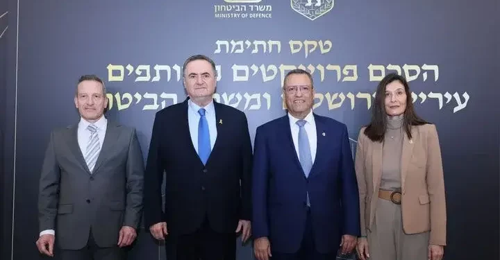 De izquierda a derecha: El director general del Ministerio de Defensa, Amir Baram; el ministro de Defensa, Israel Katz; el alcalde de Jerusalén, Moshe Lion; y la directora general de la Municipalidad de Jerusalén, Ariela Rejwan, en una ceremonia que marca la firma de un importante acuerdo, en Jerusalén el 15 de diciembre de 2025. (Arnon Busani/Municipio de Jerusalén)
