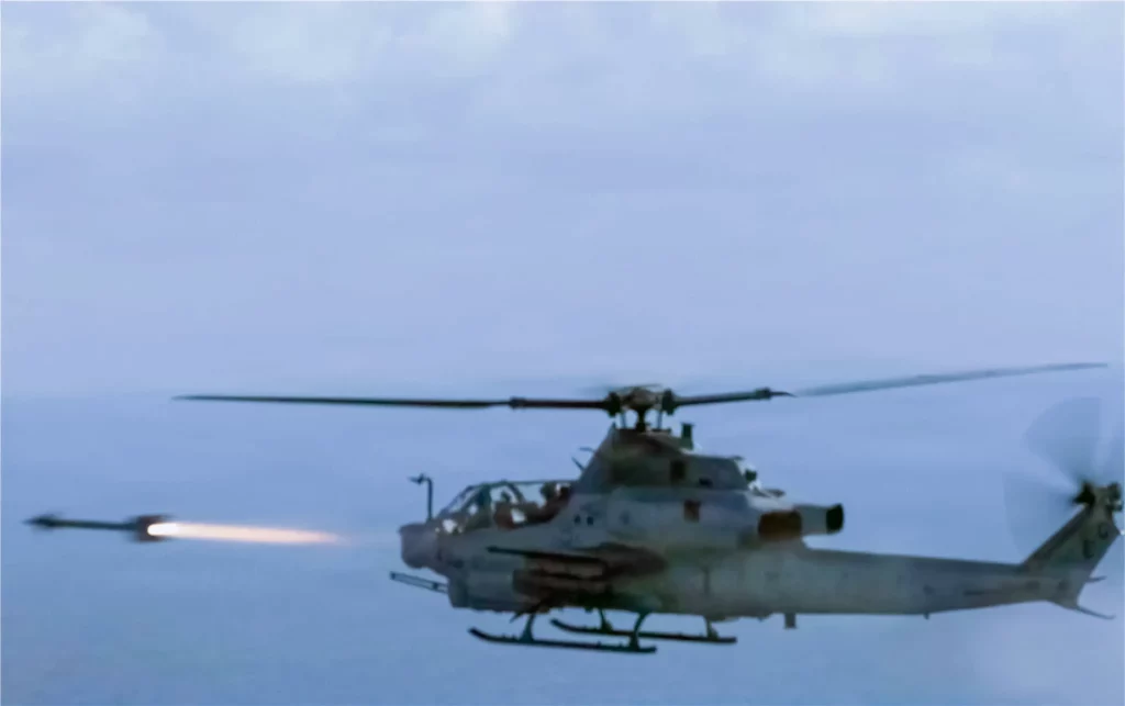 Helicóptero AH-1Z Viper de EE. UU. lanza misil Sidewinder en el Caribe
