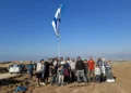 Activistas civiles izan la bandera israelí en Gaza