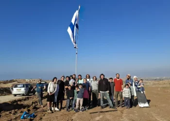 Activistas civiles izan la bandera israelí en Gaza