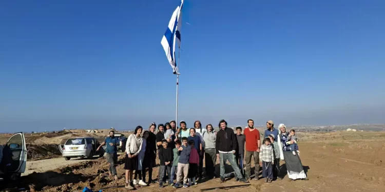 Activistas civiles izan la bandera israelí en Gaza