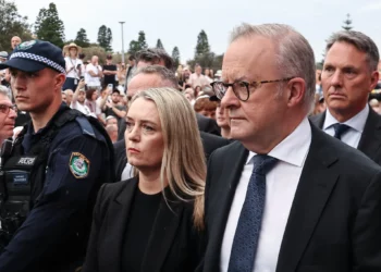PM australiano Albanese abucheado en la conmemoración del atentado de Bondi Beach