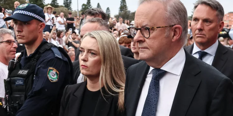 PM australiano Albanese abucheado en la conmemoración del atentado de Bondi Beach