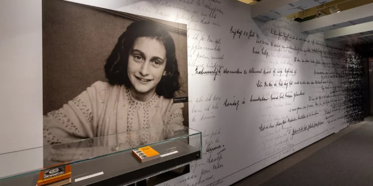 Cuadro de Ana Frank con keffiyeh provoca indignación