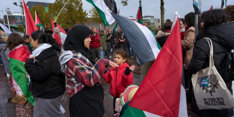 Grupos antiisraelíes protestarán frente a un concierto de Janucá con cantor de las FDI en Ámsterdam