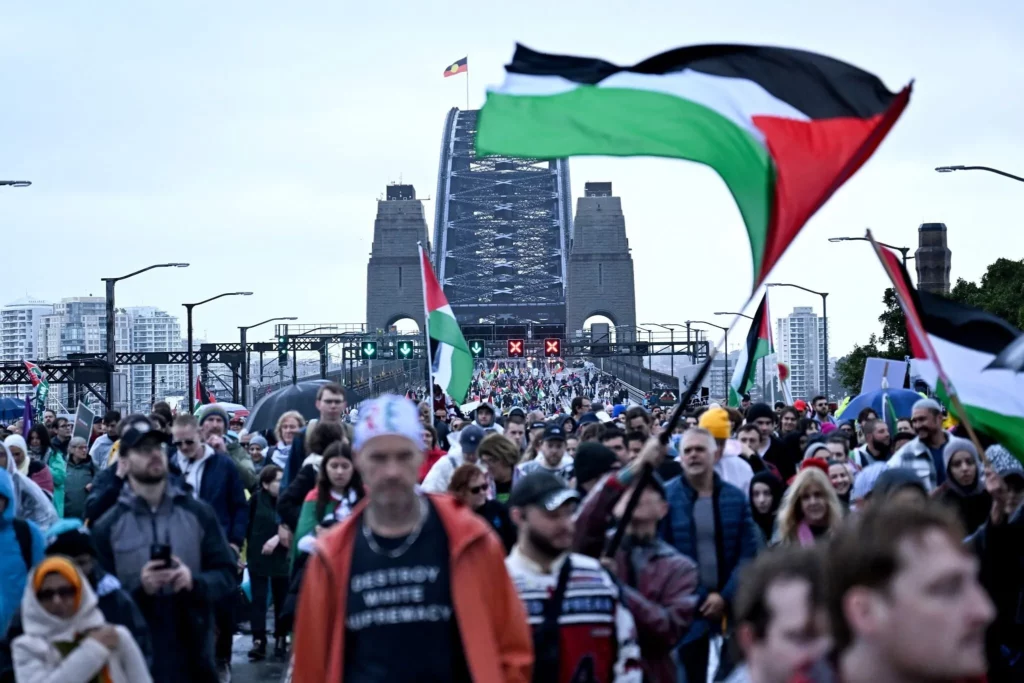 Manifestantes marchan por el Puente del Puerto de Sídney durante una manifestación pro-palestina y antiisraelí, en Sídney el 3 de agosto de 2025. (Saeed KHAN / AFP)
