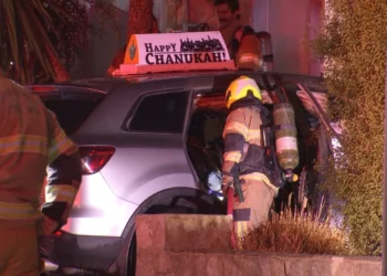 Coche con cartel que decía “Feliz Janucá” incendiado en Melbourne