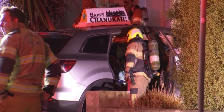 Coche con cartel que decía “Feliz Janucá” incendiado en Melbourne