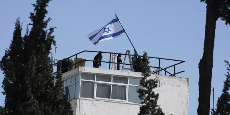 La policía allana oficinas de la UNRWA en Jerusalén y coloca la bandera de Israel