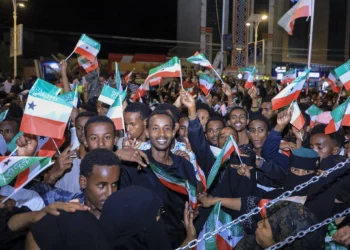 Los residentes ondean banderas de Somalilandia mientras se reúnen para celebrar el anuncio de Israel de reconocer la independencia de Somalilandia en el centro de Hargeisa, el 26 de diciembre de 2025. (FARHAN ALELI / AFP)