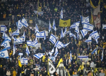 Aficionado del Beitar Jerusalén detenido por disparar bengalas en partido