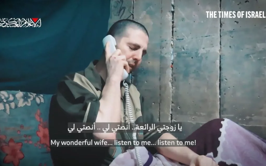 El rehén israelí Elkana Bohbot en un vídeo propagandístico de Hamás publicado el 19 de abril de 2025.