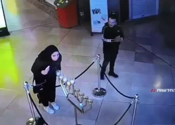 Cámaras captan a mujer árabe que apaga velas de Janucá en el Weizmann Mall