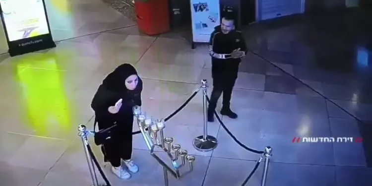 Cámaras captan a mujer árabe que apaga velas de Janucá en el Weizmann Mall