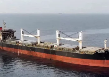 Una foto de folleto publicada por los hutíes de Yemen el 8 de julio de 2025, según se informa, muestra una visión de los daños sufridos por el granelero Eternity C, con bandera liberia, tras ser atacado por los rebeldes respaldados por Irán en el mar. (Centro de Medios Ansar Allah / AFP)